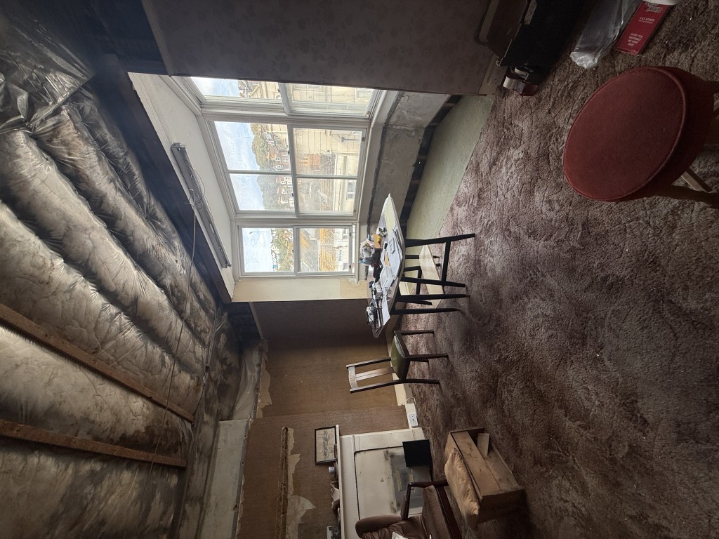 Lot: 82 - MIXED RESIDENTIAL AND COMMERCIAL BUILDING WITH POTENTIAL - Additional living room with bay window and view of street